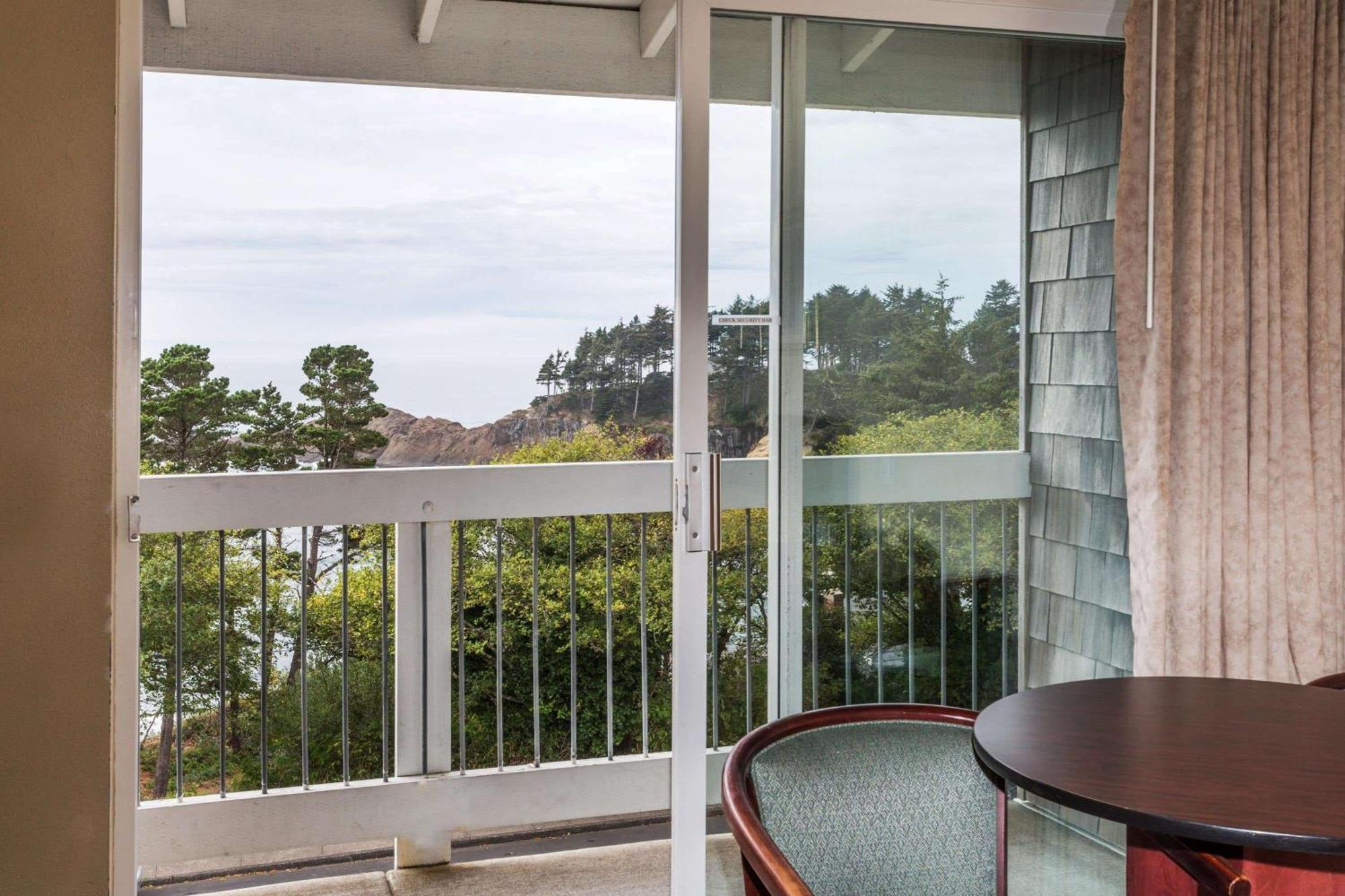 Travelodge By Wyndham Depoe Bay Exterior photo