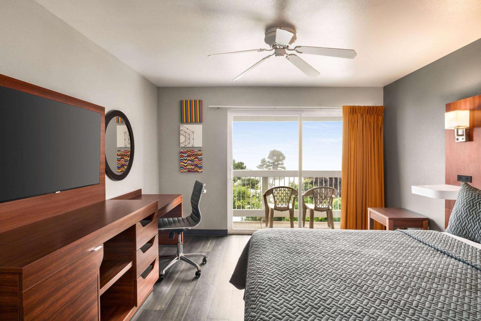 Travelodge By Wyndham Depoe Bay Exterior photo