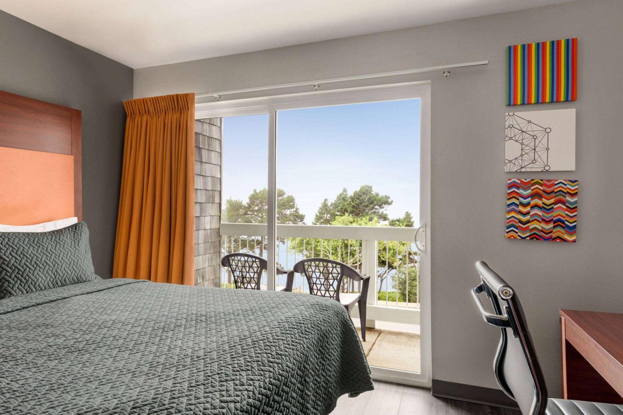 Travelodge By Wyndham Depoe Bay Exterior photo