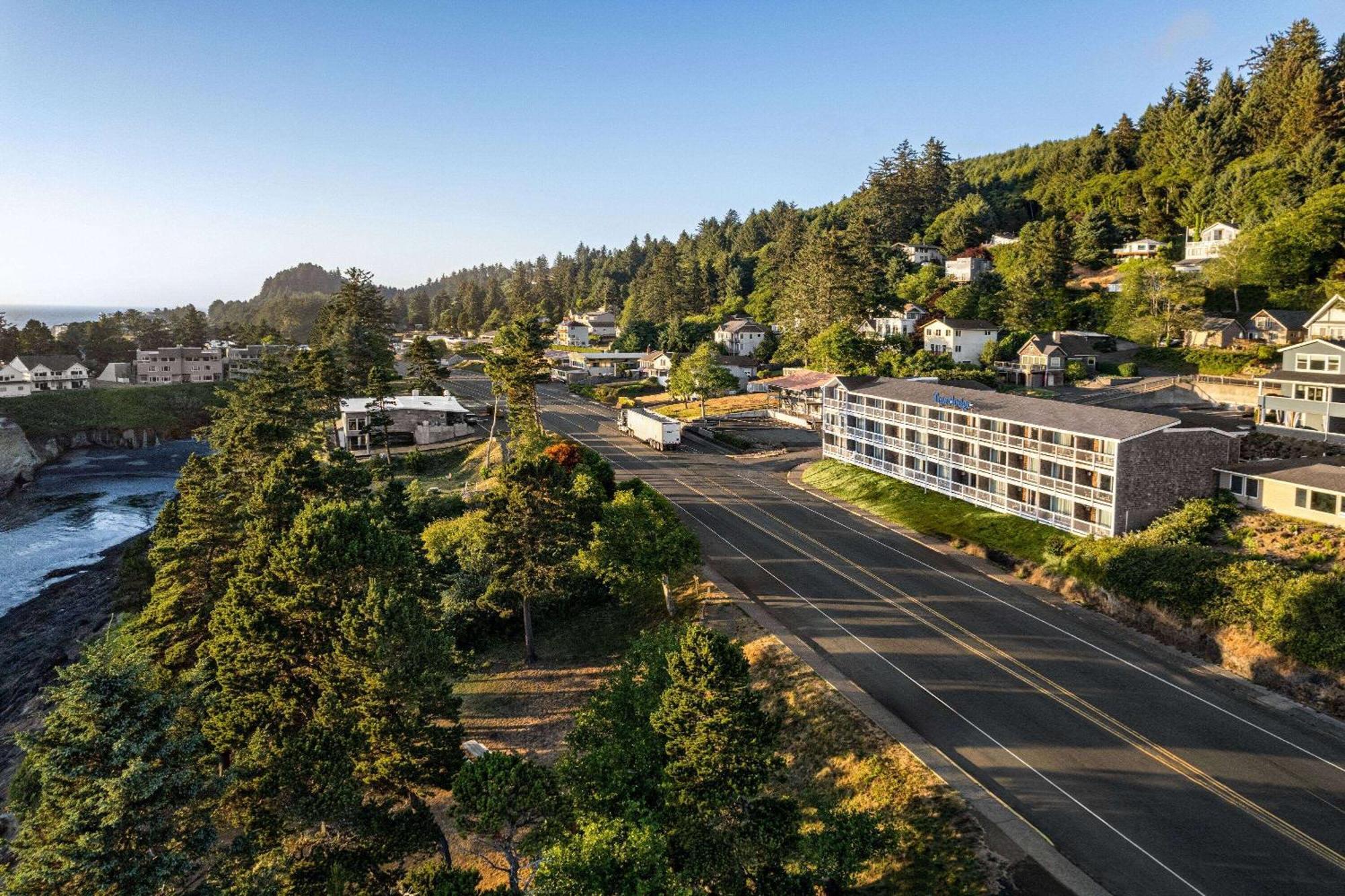 Travelodge By Wyndham Depoe Bay Exterior photo